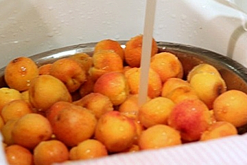 Промиваємо абрикоси