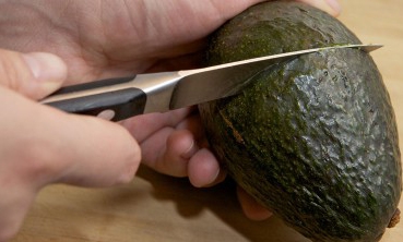 Розрізаємо авокадо на дві частини