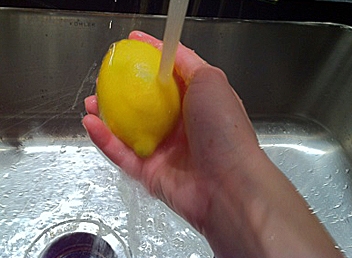 Промиваємо лимон під водою