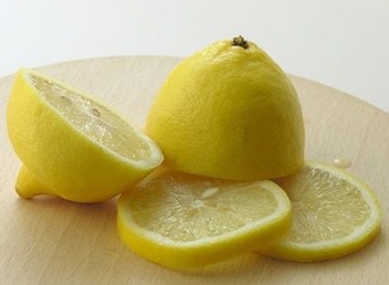 Нарізаємо лимон на дві половинки