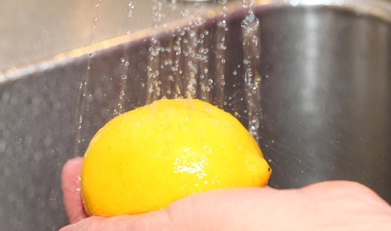 Промиваємо лимон під водою