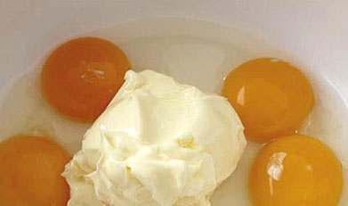 Збиваємо яєчні жовтки з маслом