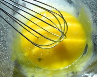 Збиваємо яєчні жовтки з подрібненим часником
