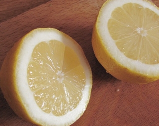 Розрізаємо лимон на дві половинки