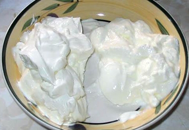 Виливаємо в миску сметану і йогурт