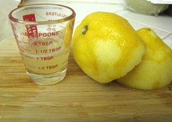 Видавлюємо сік лимона