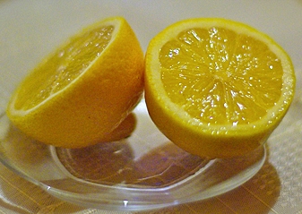 Розрізаємо лимон на дві половинки