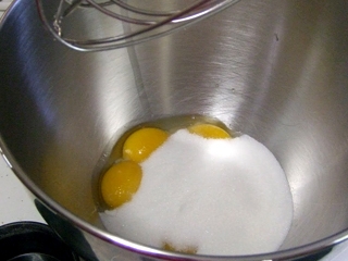 Збиваємо яйця з цукром