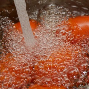 помідори у воді