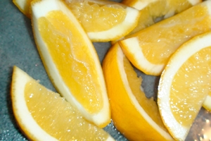 Нарізаємо половинку лимона на часточки