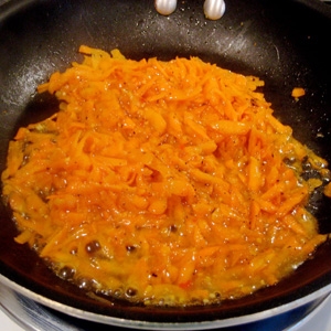морква на сковороді