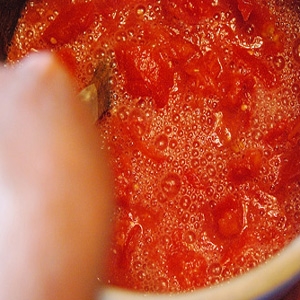 томати в каструлі