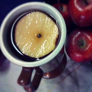 чашка з яблучним чаїв