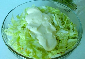 Змішуємо компоненти салату