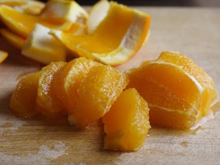 подрібнюємо апельсин