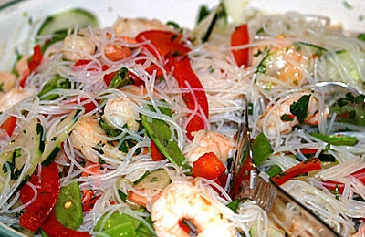 Азіатський салат з локшини з креветками