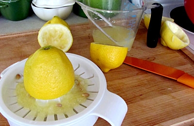 видавлюємо сік з лимона