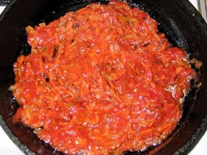 тушкуємо моркву, цибулю і томатну пасту