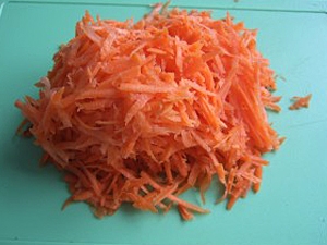 подрібнюємо морквину