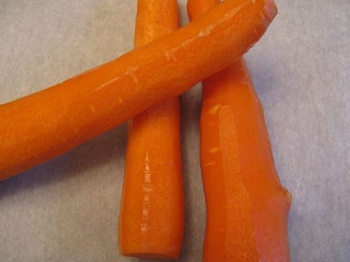 відчищаємо моркву від шкірки