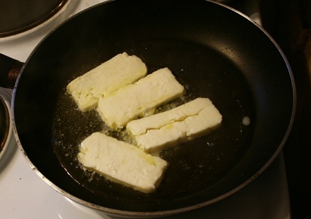 сир на сковороді