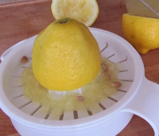 видавлюємо лимонний сік