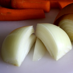 розрізаємо на дві половинки цибулю і моркву