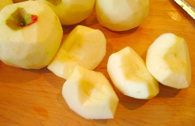 відчищаємо яблука від шкірки і серцевин