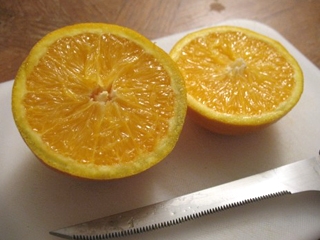 розрізаємо лимон на дві половинки