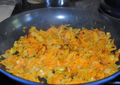 смажимо моркву з цибулею