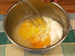 розтираємо цукор з яйцями
