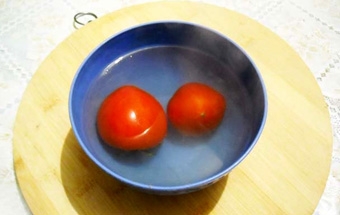 заливаємо помідори окропом