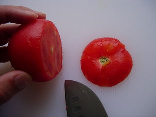 розрізаємо помідор на дві частини