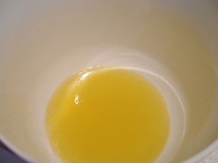 змішати лимонний сік з оливковою олією
