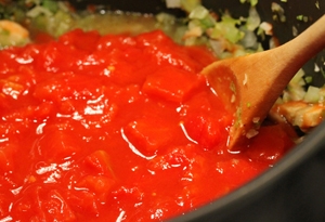 додаємо в начинку подрібнені помідори