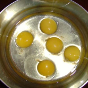 яйця в мисці