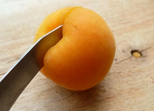 розрізаємо абрикоси на дві половинки