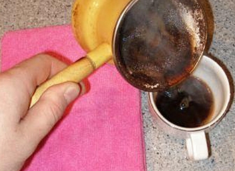 переливаємо кави з турки в чашку