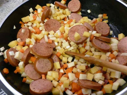 ковбаска з овочами на сковороді