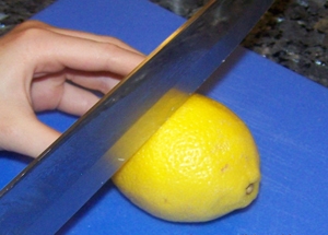нарізаємо на шматочки лимон