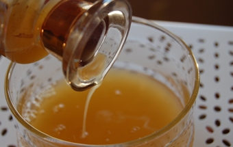 змішуємо воду, мед і рослинне масло
