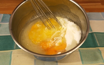 збиваємо яйця з цукром