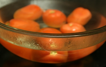 заливаємо свіжі помідори окропом