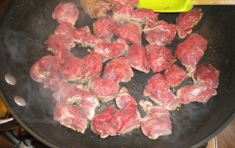 смажимо м'ясо в сковороді