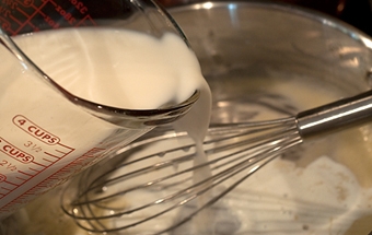 переливаємо молоко в яєчно-медову масу