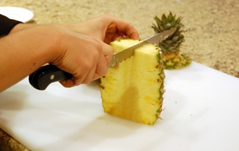 розрізаємо ананас на чотири частини