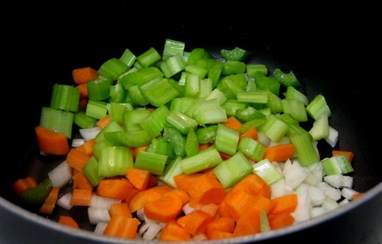 перекладаємо моркву до інших подрібненим овочів