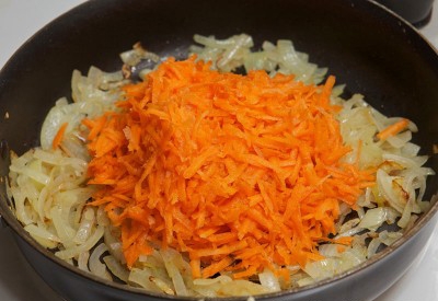 обсмажуємо моркву з цибулею