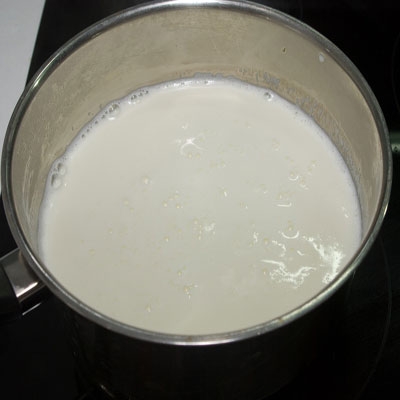 каструля з молоком