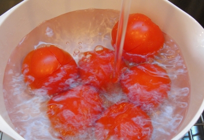 заливаємо помідори окропом